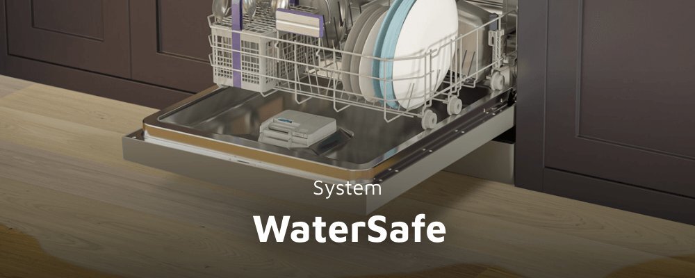 Otwarta zmywarka z widocznymi naczyniami i sztućcami w środku. Na dole znajduje się napis \'System WaterSafe\'.
