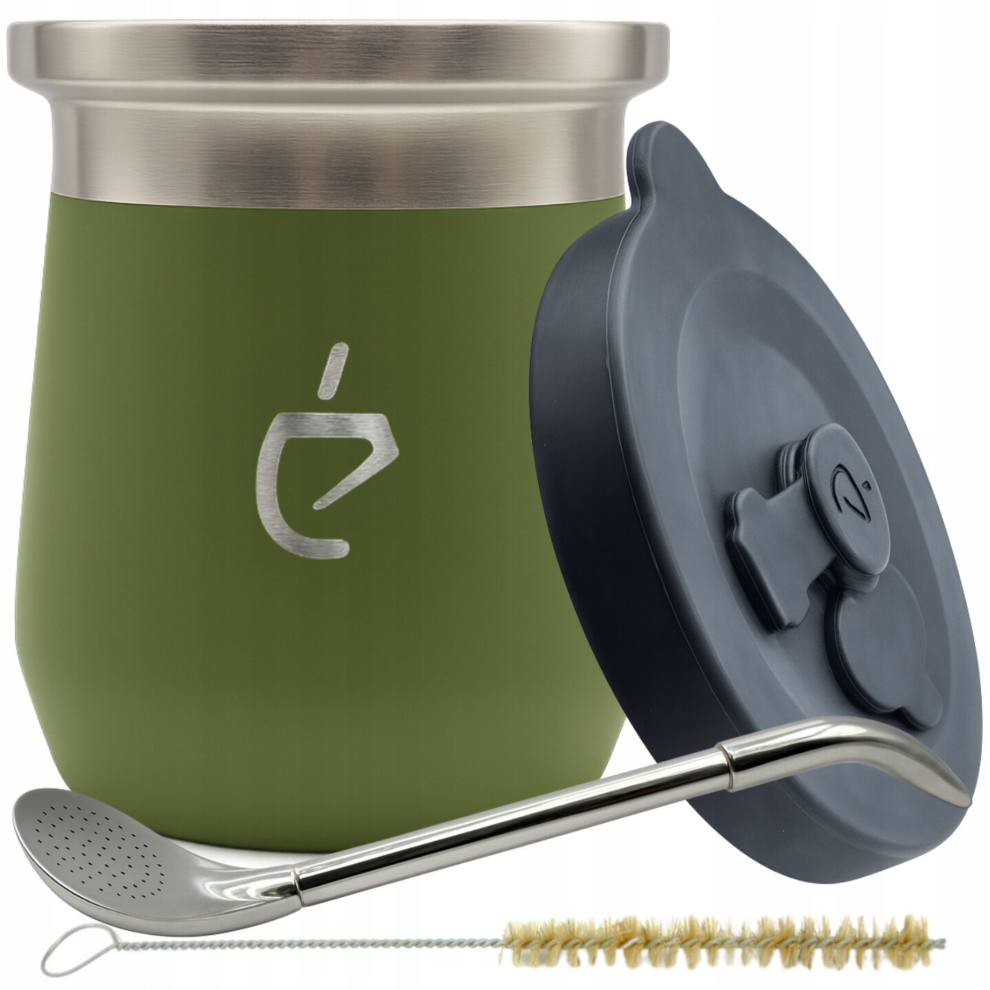 Zestaw do yerba mate składający się z zielonego matero z metalowym brzegiem, czarnej pokrywki, metalowej bombilli oraz szczoteczki do czyszczenia. Na matero widoczne jest logo w kształcie stylizowanej litery \'e\'.
