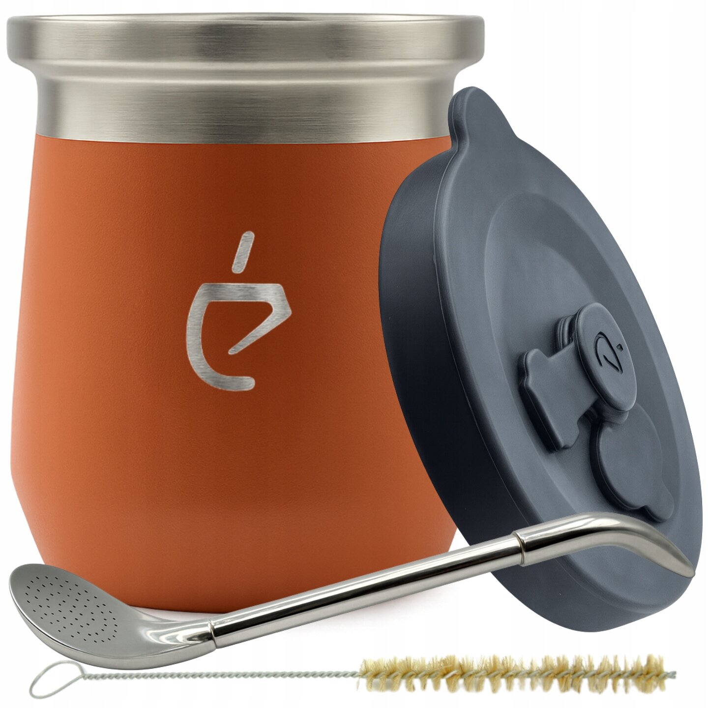 Na obrazie widoczny jest zestaw do yerba mate składający się z pomarańczowego matero z metalowym obrzeżem, metalowej bombilli oraz szczotki do czyszczenia. Na matero znajduje się logo w kształcie stylizowanej litery \'e\'.