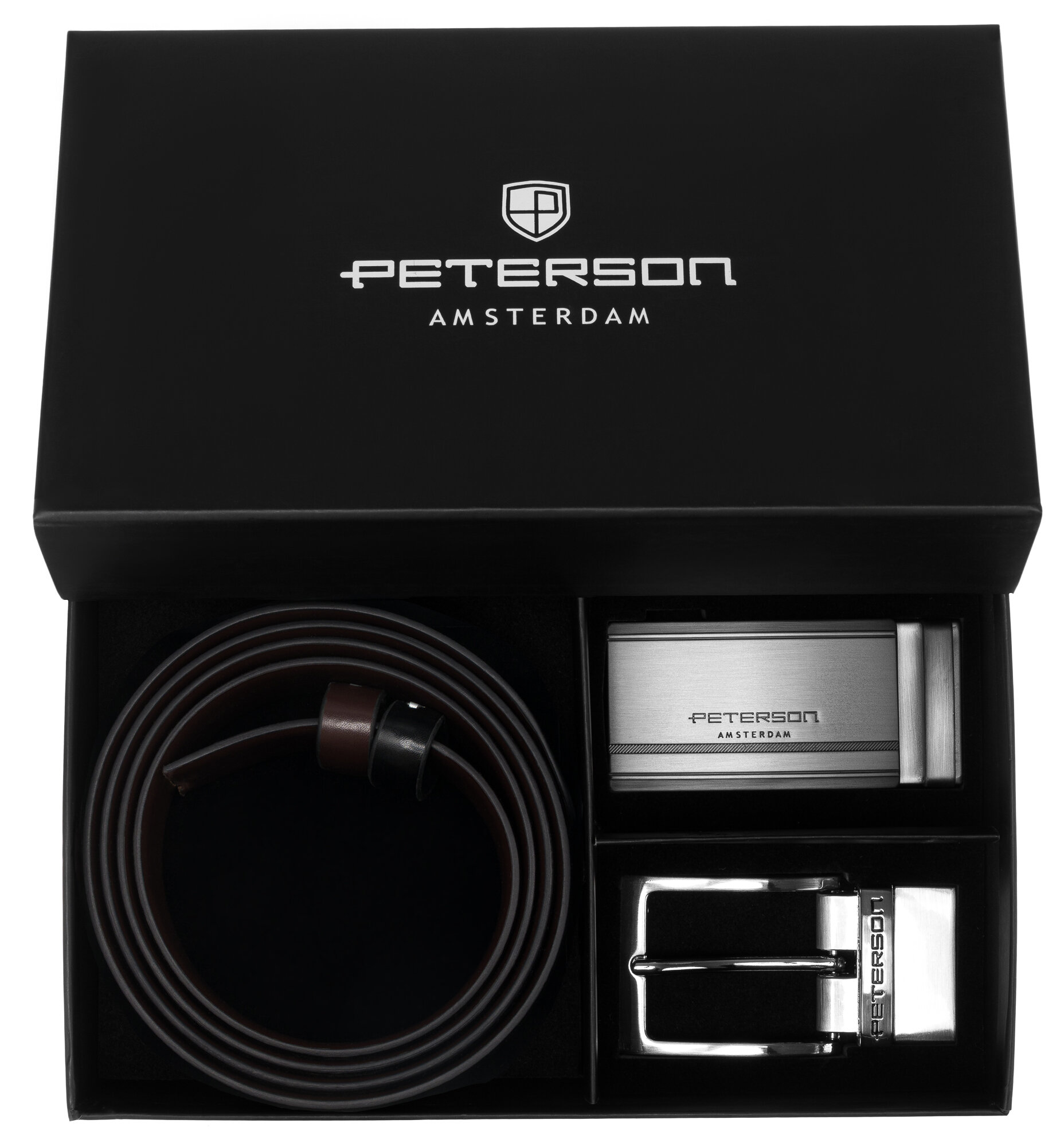 Czarny zestaw prezentowy z logo \'PETERSON AMSTERDAM\' zawiera dwustronny pasek skórzany w kolorach czarnym i ciemnobrązowym oraz dwie metalowe klamry.