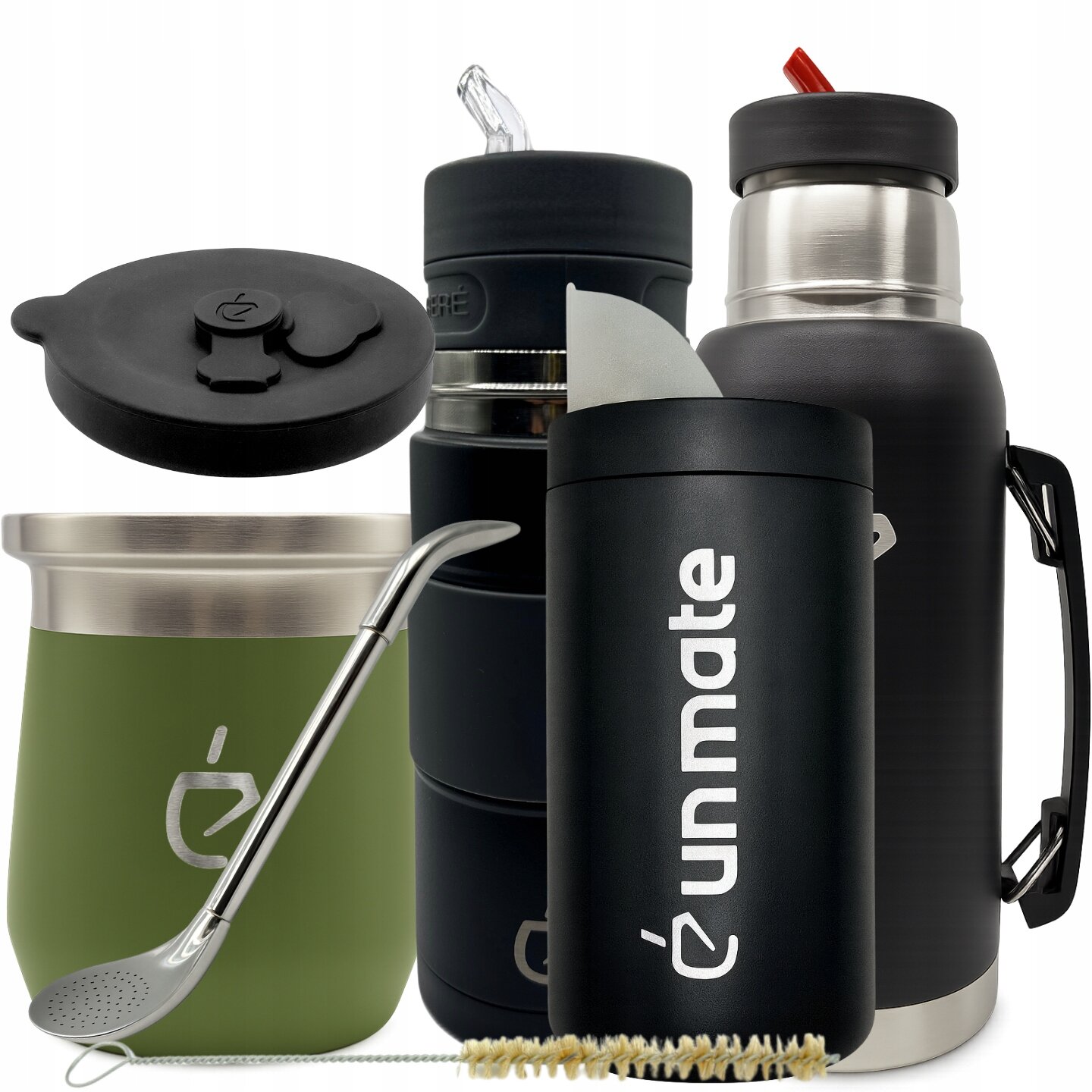 Na obrazie widoczny jest zestaw akcesoriów do yerba mate, w tym czarne i zielone naczynia, metalowa bombilla oraz szczotka do czyszczenia. Na jednym z naczyń widnieje napis \'unmate\'.