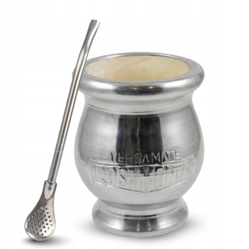 Na obrazie widoczny jest metalowy kubek do yerba mate z napisem \'YERBA MATE ROSAMONTE\' oraz metalowa bombilla z perforowaną końcówką.