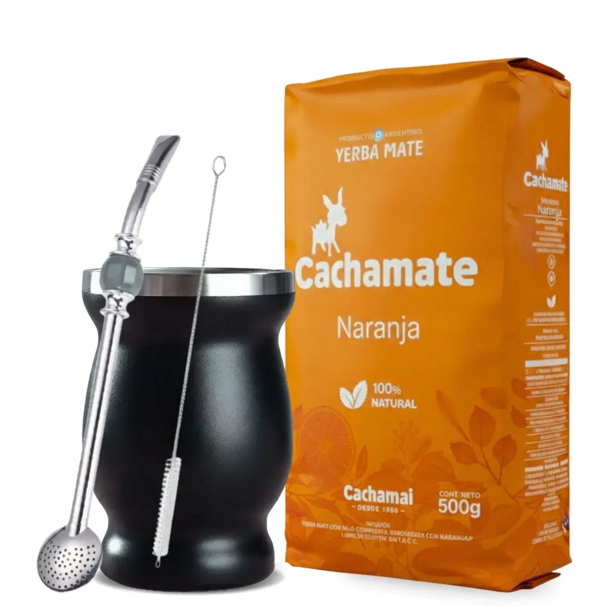 Na obrazie widoczny jest zestaw do yerba mate, składający się z czarnego matero, metalowej bombilli z sitkiem oraz pomarańczowego opakowania yerba mate Cachamate Naranja o wadze 500g. Na opakowaniu znajduje się napis \'Yerba Mate Cachamate Naranja 100% Natural\'.