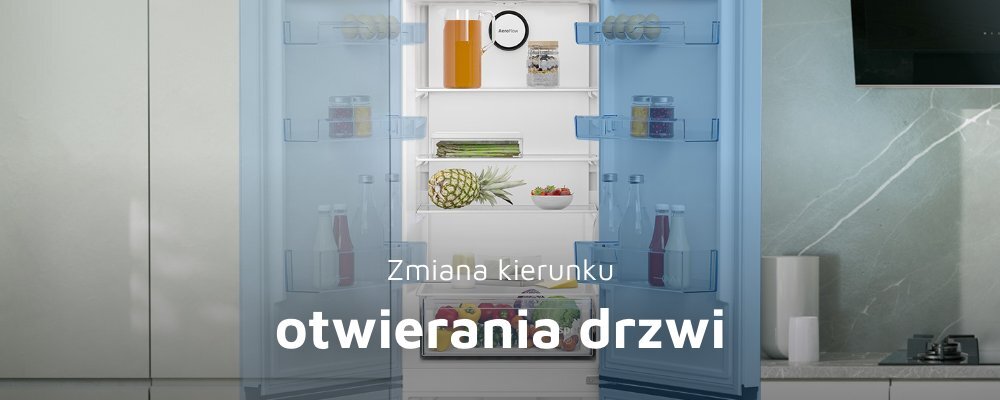 Otwarta lodówka z różnymi produktami spożywczymi na półkach, w tym napoje, ananas i warzywa. Na obrazie widoczny jest tekst: \'Zmiana kierunku otwierania drzwi\'.