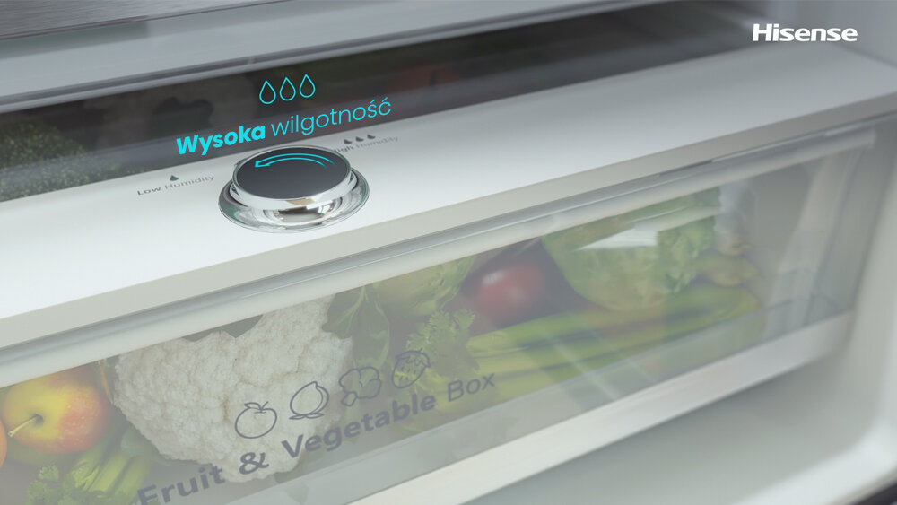 Zdjęcie przedstawia wnętrze lodówki z szufladą oznaczoną jako \'Fruit & Vegetable Box\'. Na panelu widoczny jest napis \'Wysoka wilgotność\' oraz logo \'Hisense\'.