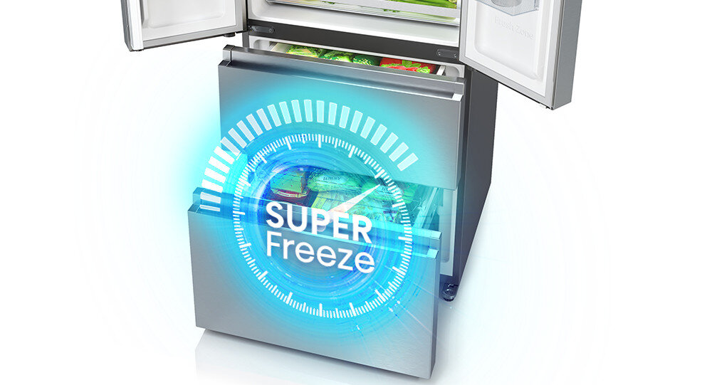Otwarta lodówka z widocznymi produktami spożywczymi w środku. Na drzwiach zamrażarki znajduje się niebieski napis \'SUPER Freeze\'.