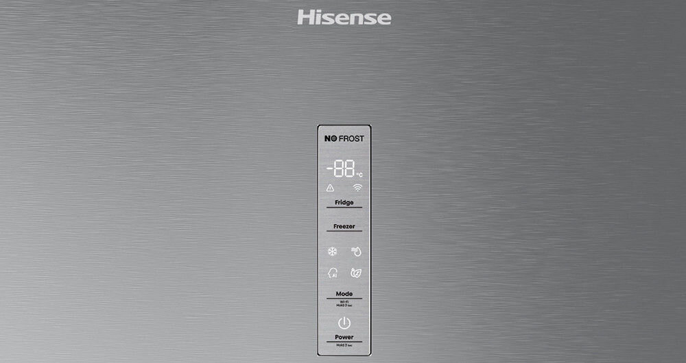 Srebrna powierzchnia lodówki z wyświetlaczem pokazującym temperaturę -8°C oraz napisy: \'NO FROST\', \'Fridge\', \'Freezer\', \'Mode\', \'Power\'. Widoczne logo \'Hisense\'.