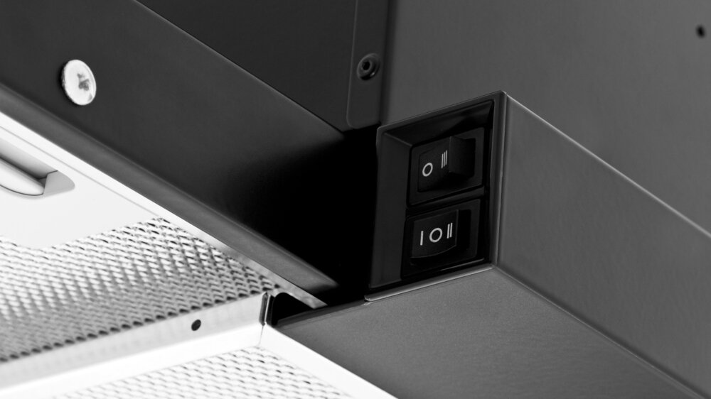 Czarny panel okapu z dwoma przełącznikami, z których jeden jest w pozycji włączonej. Widoczna jest również metalowa siatka filtra.