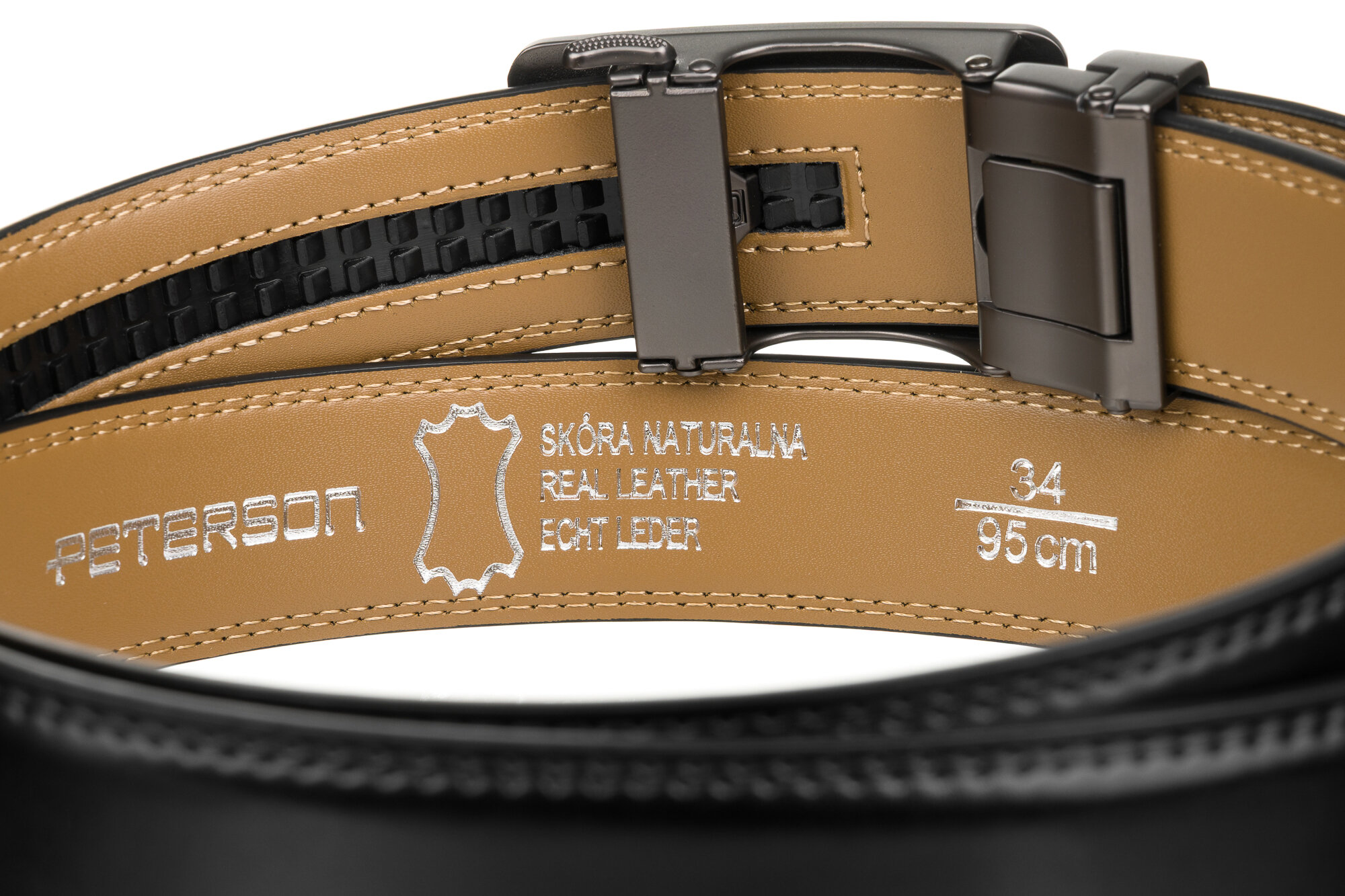 Czarny skórzany pasek z automatyczną klamrą, wewnątrz widoczny napis: \'PETERSON\', \'SKÓRA NATURALNA REAL LEATHER ECHT LEDER\', \'34/95cm\'.