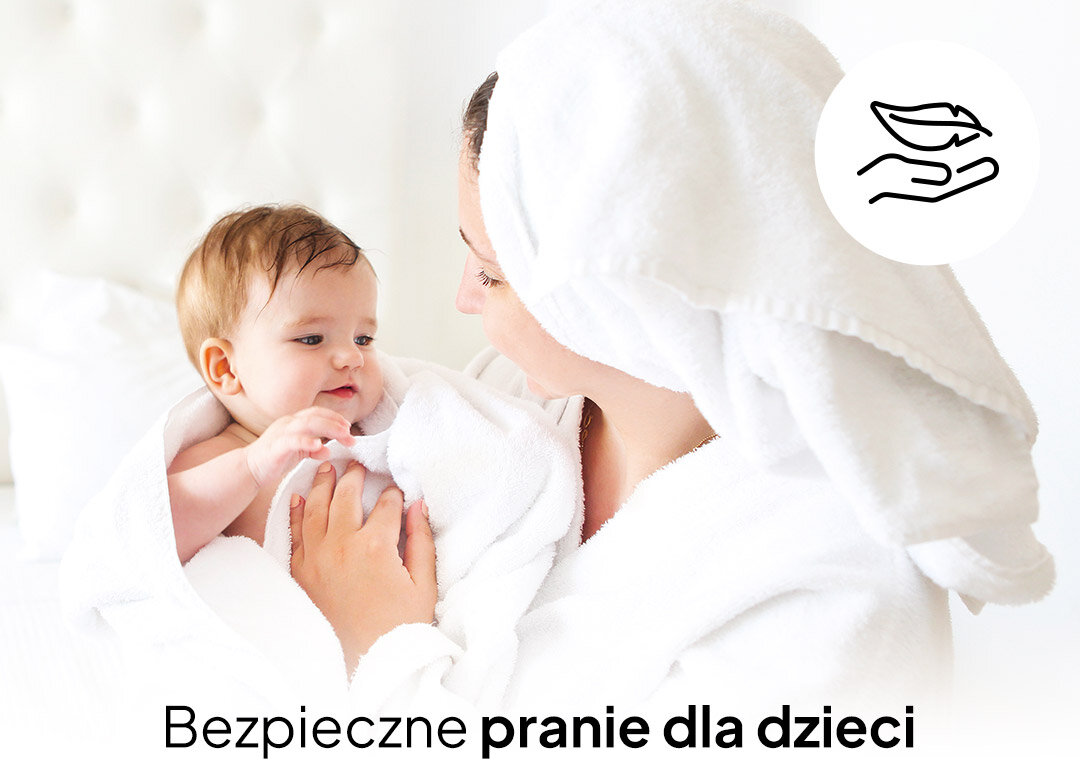 Osoba trzymająca dziecko, oboje owinięci w białe ręczniki. Na obrazie widoczny jest tekst: \'Bezpieczne pranie dla dzieci\' oraz ikona dłoni trzymającej piórko.