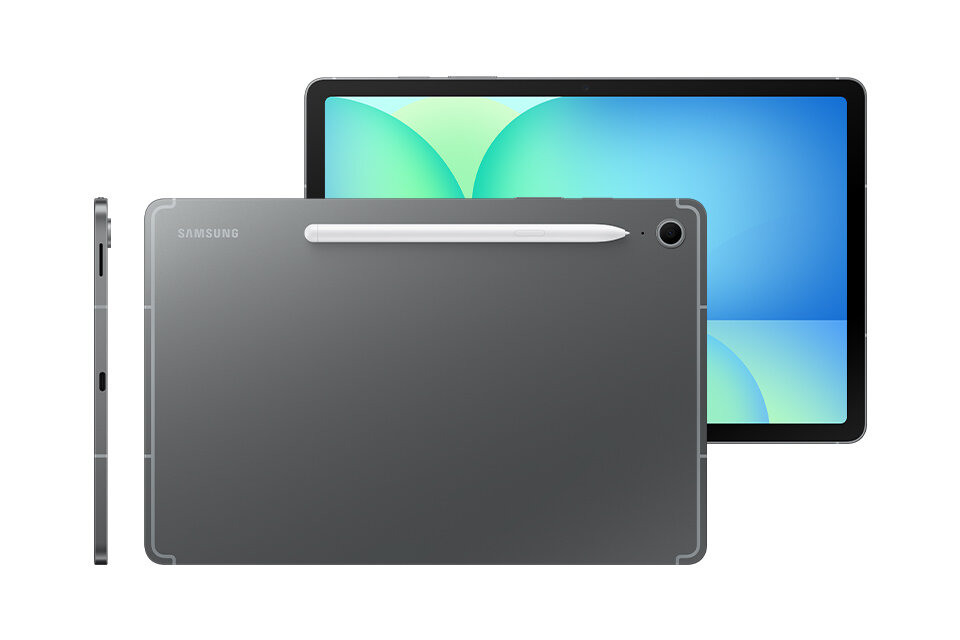 Seria Galaxy Tab S10 FE dostępna w Media Expert w kolorze szarym pokazana z przodu z niebiesko-zieloną tapetą na ekranie, z tyłu z rysikiem S Pen przymocowanym z tyłu i z boku, aby podkreślić smukłą konstrukcję.
