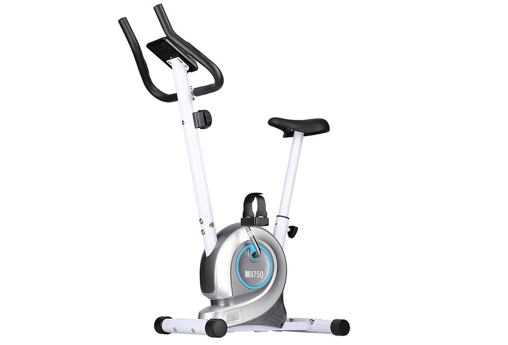 Biały rower magnetyczny z czarnymi uchwytami i siodełkiem, z widocznym napisem \'M8750\' na srebrnej obudowie.