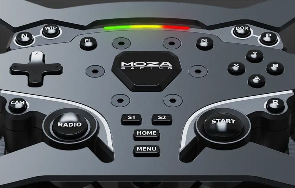 Obraz przedstawia panel sterujący z logo \'MOZA Racing\' na środku, otoczony różnymi przyciskami oznaczonymi m.in. jako WIP, FL, BOX, PL, CAM, RADIO, S1, S2, HOME, MENU, START oraz przyciskami z literami X, Y, B, A. Na górze panelu widoczny jest pasek z kolorami zielonym i czerwonym.