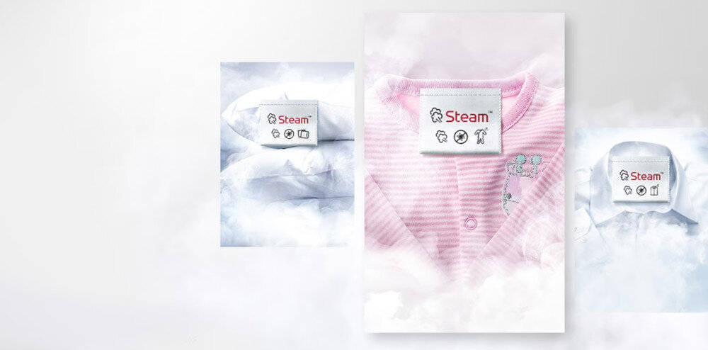 Obraz przedstawia trzy etykiety z napisem \'Steam\' na tle ubrań w chmurach pary. Etykiety mają symbole wskazujące na funkcje parowe, a ubrania są w jasnych kolorach, w tym różowym i białym.