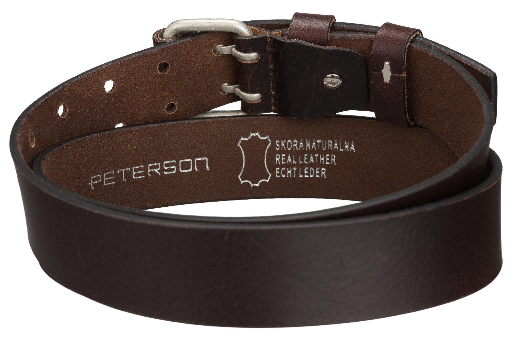 Męski pasek skórzany w ciemnym brązie z klasyczną podwójną klamrą. Na wewnętrznej stronie widoczny jest napis: \'PETERSON SKÓRA NATURALNA REAL LEATHER ECHT LEDER\'.