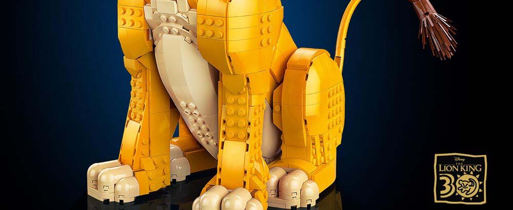 Zestaw LEGO przedstawiający młodego Simbę z filmu Król Lew, zbudowany z żółtych i beżowych klocków. W prawym dolnym rogu widoczne jest logo z napisem \'Disney Lion King 30\'.