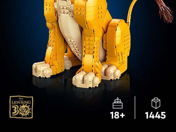 Na obrazie widoczna jest dolna część figurki z klocków LEGO przedstawiająca lwa w kolorze żółtym i beżowym. Obok znajduje się logo \'Disney Lion King 30\', oznaczenie \'18+\' oraz liczba \'1445\'.