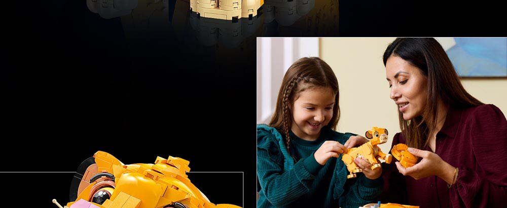 Na obrazie widoczny jest zestaw klocków LEGO przedstawiający młodego Simbę z filmu Król Lew. Obok znajduje się zdjęcie dwóch osób bawiących się tym zestawem.