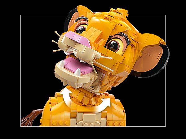 Zestaw LEGO przedstawiający młodego Simbę z filmu Król Lew, zbudowany z klocków w odcieniach żółci i brązu, z dużymi oczami i otwartą paszczą. Tło jest czarne, co podkreśla szczegóły konstrukcji.