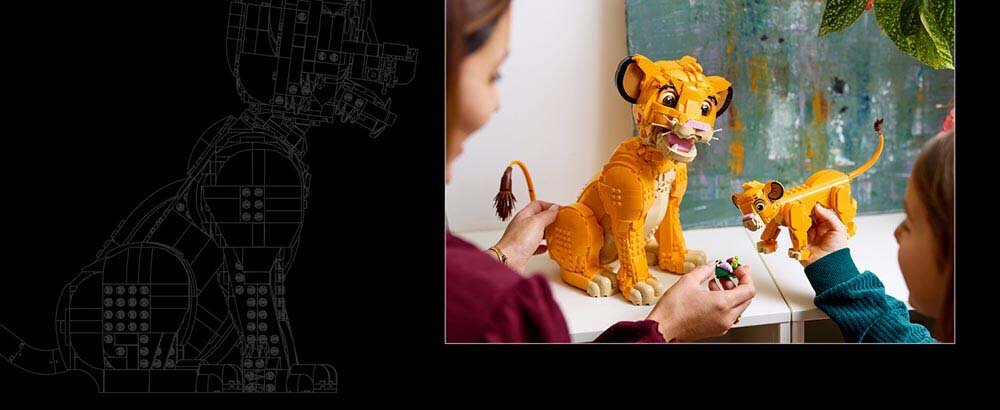 Na obrazie widoczne są dwie osoby bawiące się zestawem LEGO przedstawiającym młodego Simbę z filmu Król Lew. W tle znajduje się kolorowy obraz, a po lewej stronie widoczny jest schemat konstrukcji LEGO w formie konturu.