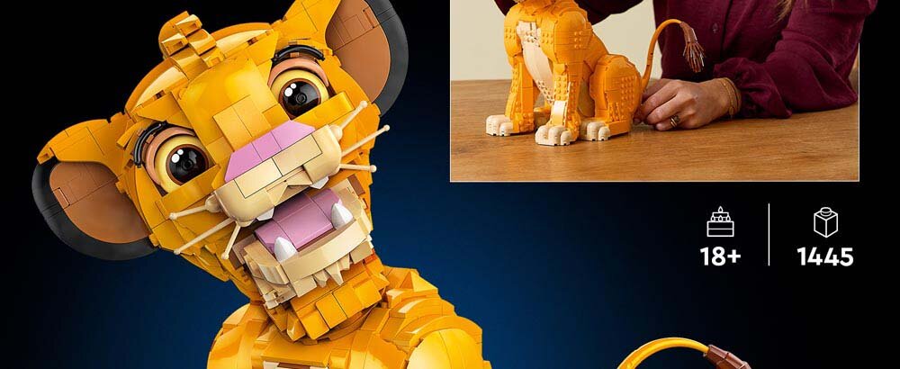 Na obrazie widoczny jest model LEGO przedstawiający młodego Simbę z filmu Król Lew, zbudowany z klocków w kolorach żółtym i brązowym. Obok znajduje się informacja \'18+\' oraz \'1445\'.