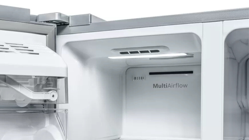 Wnętrze lodówki z widocznym systemem MultiAirflow i oświetleniem LED. Na ścianie znajduje się napis \'MultiAirflow\'.