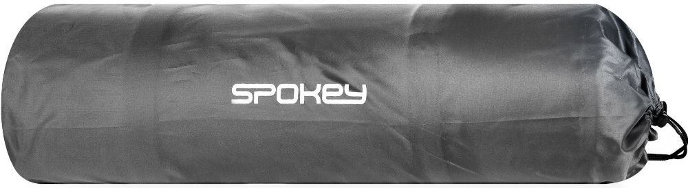 Czarna mata samopompująca w cylindrycznym pokrowcu z białym napisem \'SPOKEY\'.