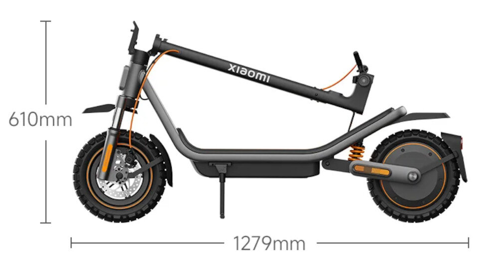 Obraz przedstawia czarną hulajnogę elektryczną z pomarańczowymi akcentami, z widocznymi amortyzatorami i dużymi kołami. Na ramie znajduje się napis \'xiaomi\', a wymiary hulajnogi to 610mm wysokości i 1279mm długości.