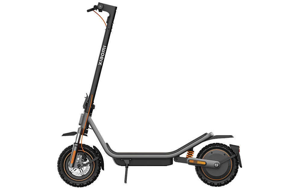 Czarna hulajnoga elektryczna z dużymi oponami i amortyzatorami, z widocznym logo \'xiaomi\' na kierownicy. Posiada solidną konstrukcję z elementami w kolorze pomarańczowym.