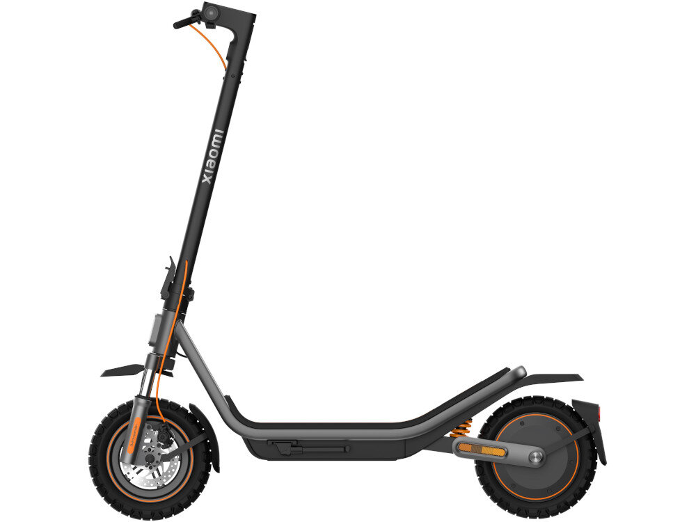 Czarna hulajnoga elektryczna z pomarańczowymi akcentami, widoczna z boku. Na kierownicy znajduje się logo \'xiaomi\'.