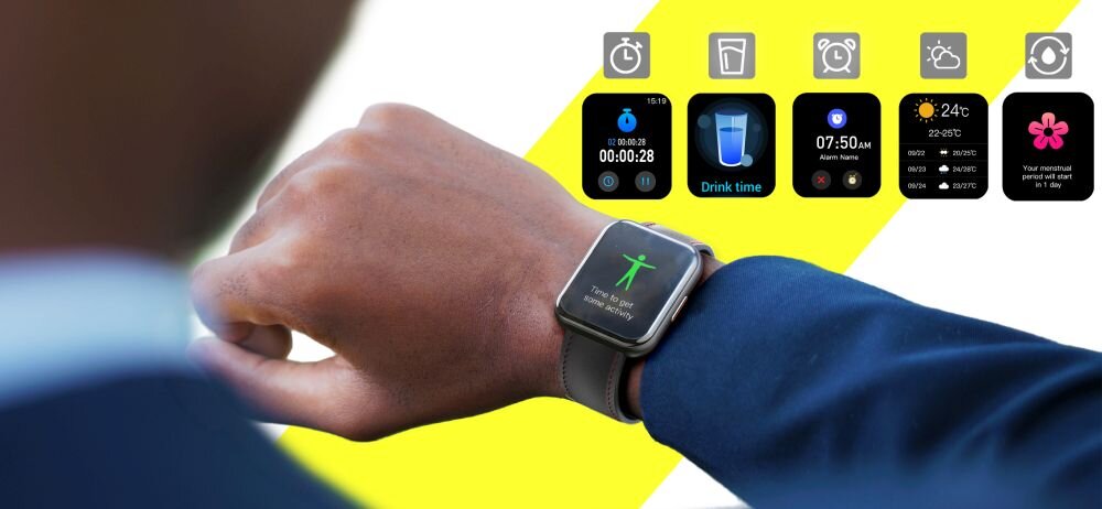 Osoba nosi czarny smartwatch z wyświetlaczem pokazującym ikonę osoby i napis \'Time to go\'. W tle widoczne są ikony aplikacji, takie jak stoper, szklanka z napisem \'Drink time\', budzik, pogoda oraz kwiat z napisem \'Your potential journal day\'.