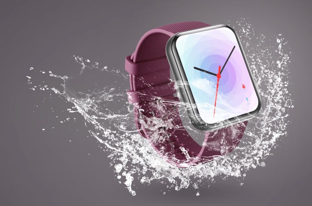Smartwatch z prostokątnym ekranem i bordowym paskiem jest zanurzony w wodzie, co sugeruje jego wodoodporność. Na ekranie widoczna jest tarcza zegara z czarnymi wskazówkami i czerwoną sekundową.