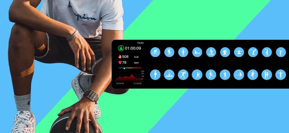 Osoba w białej koszulce i szortach kuca, nosząc czarny smartwatch na nadgarstku. Obok widoczny jest ekran smartwatcha z ikonami aktywności fizycznych oraz danymi: czas 01:00:09, 508 kcal, 78 tpm.