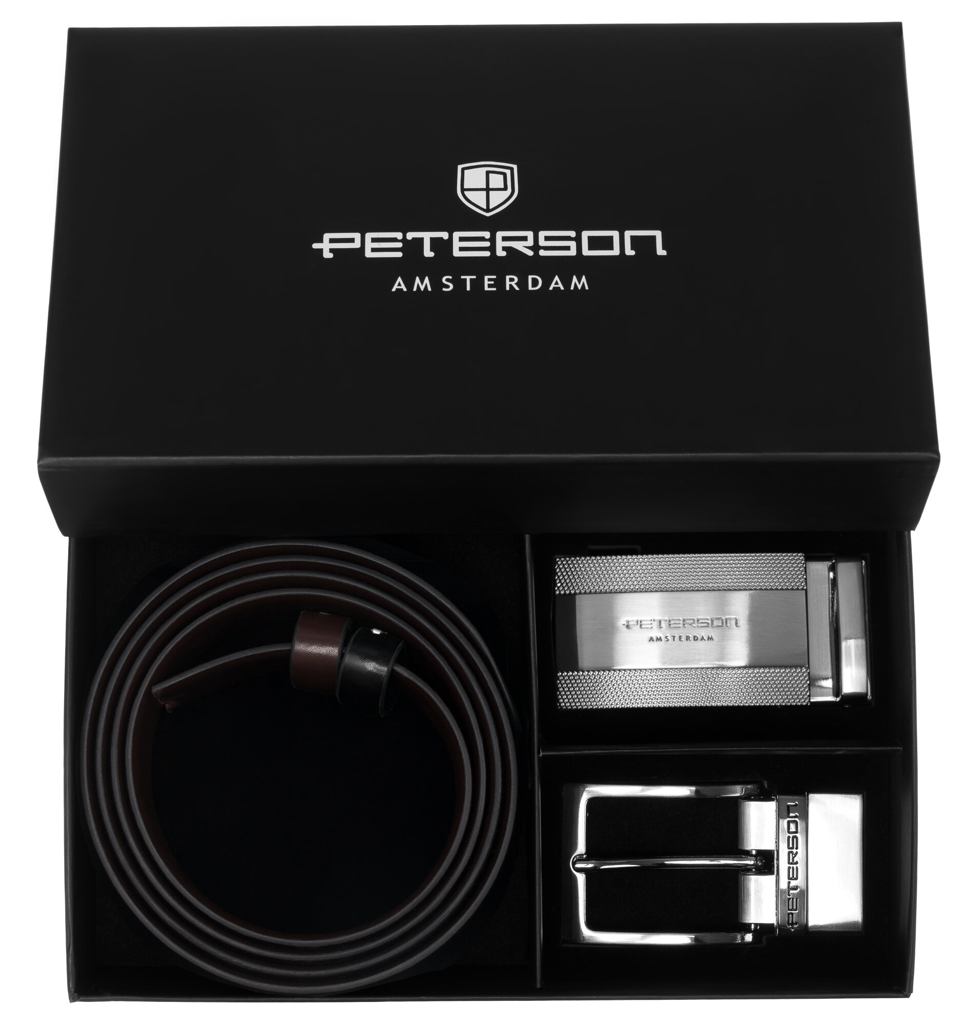 Czarny pudełko z logo \'PETERSON AMSTERDAM\' zawiera skórzany pasek oraz dwie metalowe klamry. Pasek jest dwustronny, w kolorach czarnym i brązowym.