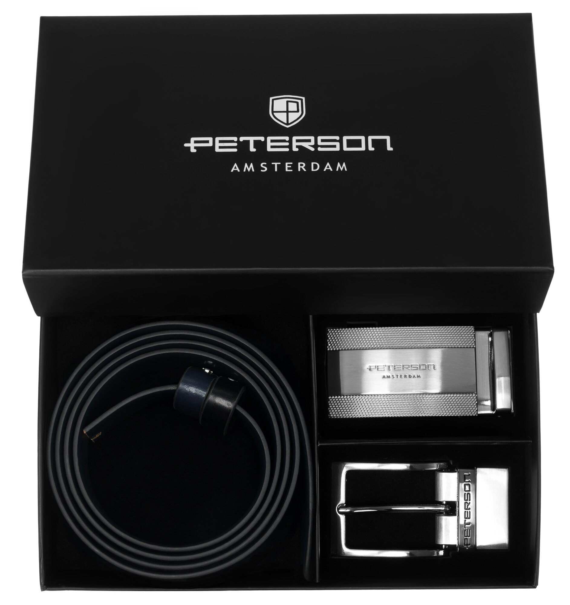 Czarny zestaw prezentowy zawiera skórzany pasek oraz dwie metalowe klamry. Na pudełku widnieje logo i napis \'PETERSON AMSTERDAM\'.