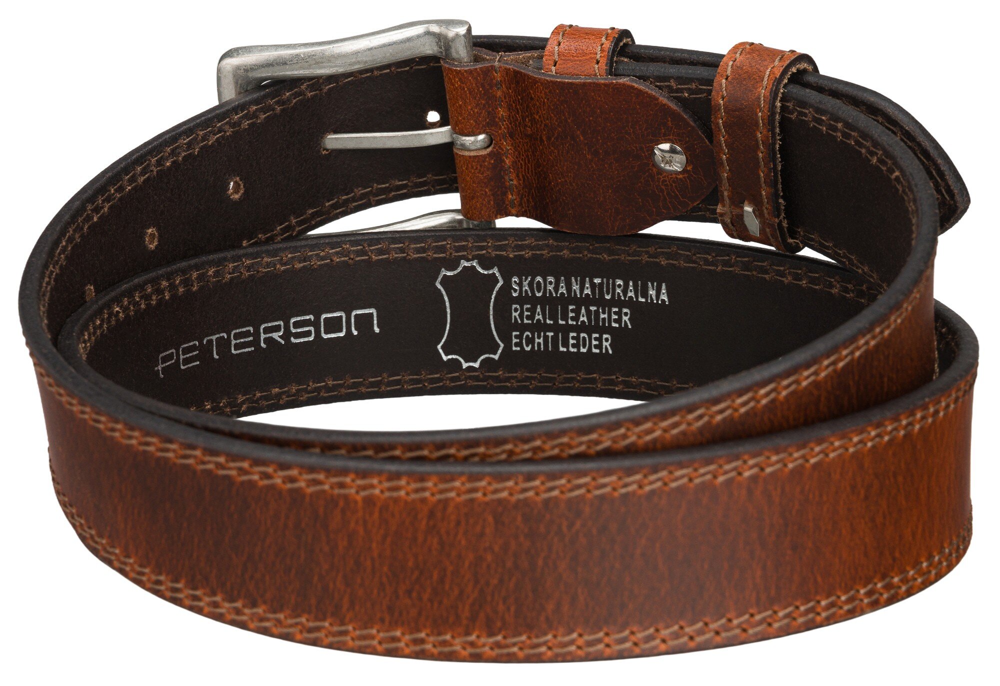 Męski pasek skórzany w jasnym brązie z klasyczną klamrą. Na wewnętrznej stronie widoczny jest napis: \'PETERSON SKÓRA NATURALNA REAL LEATHER ECHT LEDER\'.