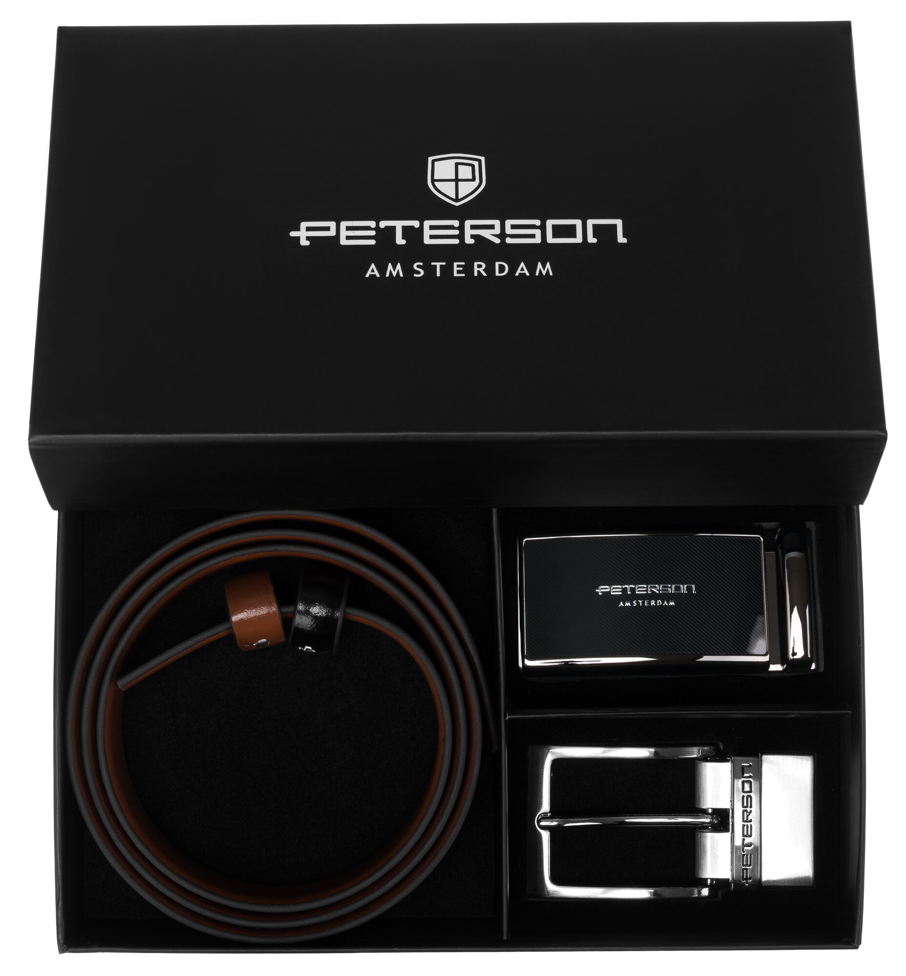 Czarny zestaw prezentowy z logo \'PETERSON AMSTERDAM\' na wieczku, zawierający skórzany pasek w kolorze czarnym i brązowym oraz dwie metalowe klamry. Jedna z klamr ma napis \'PETERSON\'.