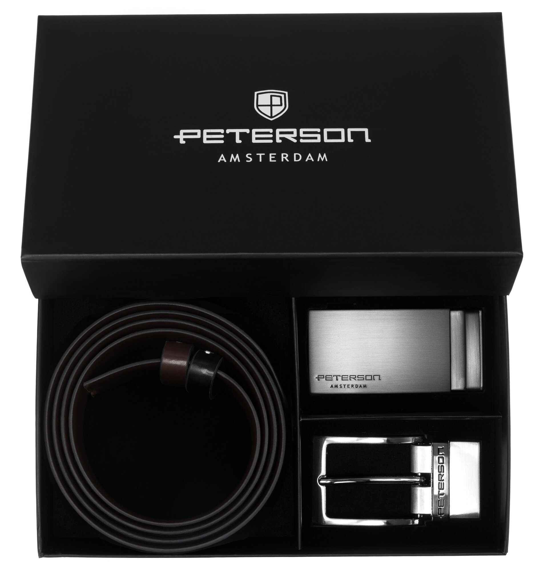 Czarny zestaw prezentowy zawierający skórzany pasek dwustronny w kolorach czarnym i brązowym oraz dwie klamry. Na wieczku pudełka widnieje logo i napis \'PETERSON AMSTERDAM\'.
