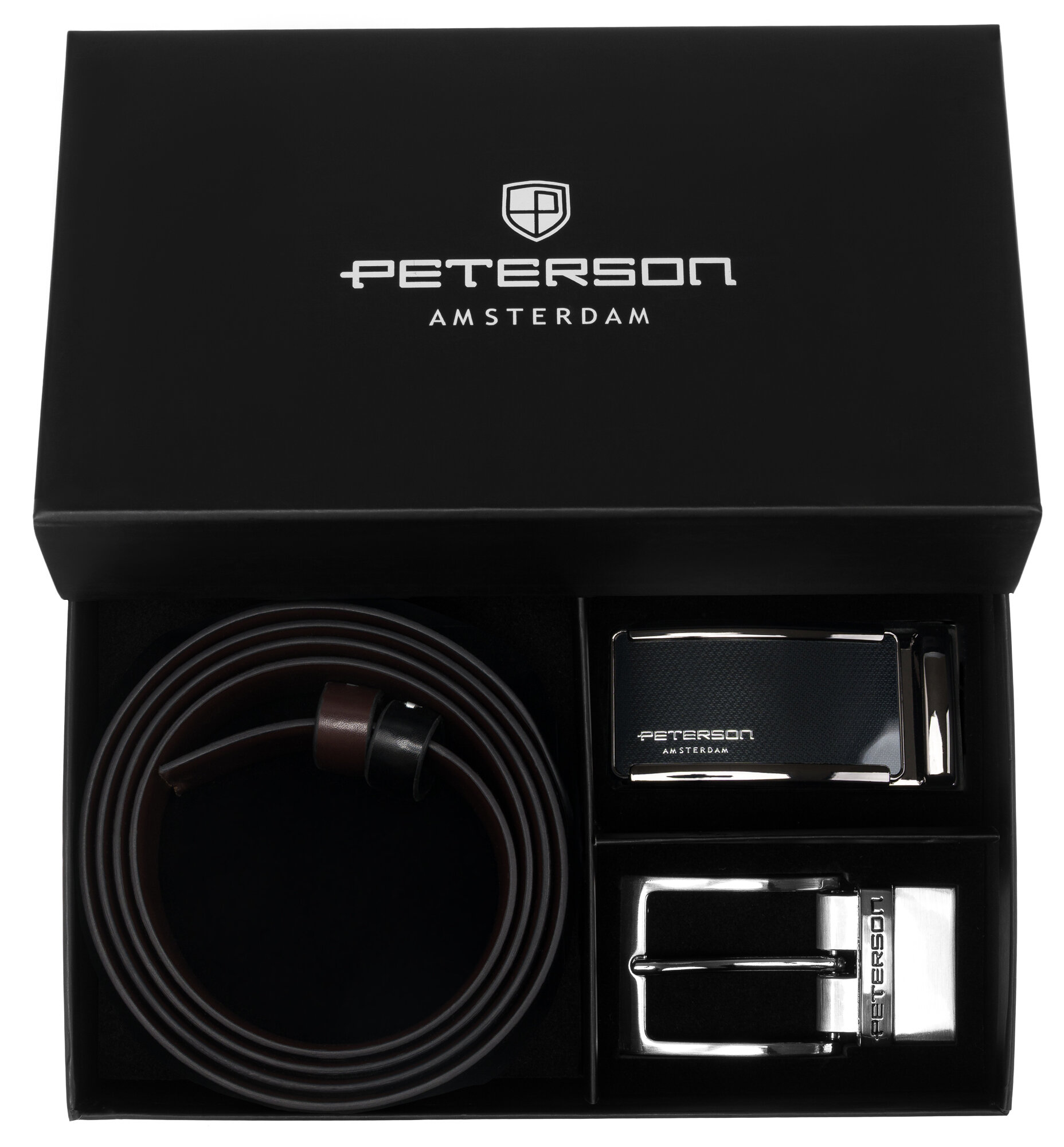 Czarny pudełko z logo \'PETERSON AMSTERDAM\' zawiera skórzany pasek i dwie metalowe klamry. Pasek jest dwustronny, w kolorach czarnym i ciemnobrązowym.