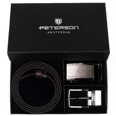 Zestaw prezentowy zawiera skórzany pasek męski w kolorze czarnym i ciemnobrązowym oraz dwie metalowe klamry. Na pudełku widnieje logo \'PETERSON AMSTERDAM\'.