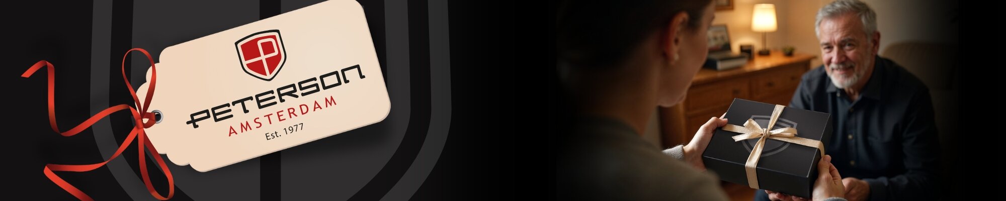 Po lewej stronie widoczna jest etykieta z logo i napisem \'PETERSON AMSTERDAM Est. 1977\', ozdobiona czerwoną wstążką. Po prawej stronie osoba wręcza zapakowane pudełko z kokardą drugiej osobie.