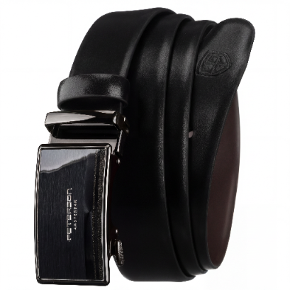 Skórzany pasek męski w kolorze czarnym z widoczną klamrą, na której znajduje się napis \'PETERSON LEATHER\'.