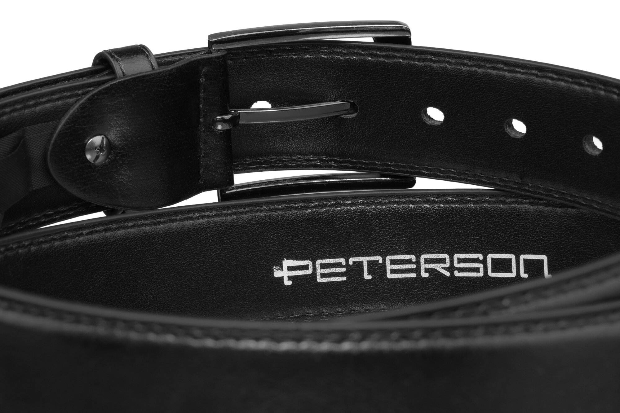 Czarny pasek męski z klasyczną klamrą, wykonany z ekologicznej skóry. Widoczne jest logo \'PETERSON\'.