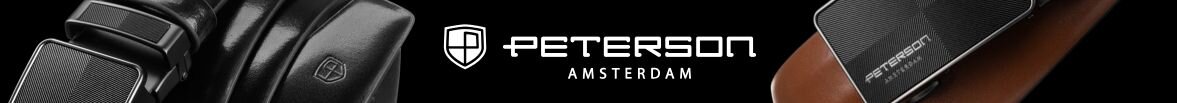 Obraz przedstawia skórzany pasek z automatyczną klamrą w kolorze czarnym. Widoczne jest logo \'PETERSON AMSTERDAM\'.
