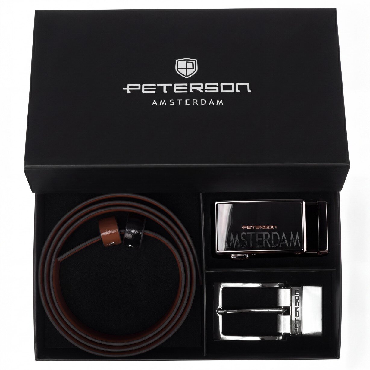 Czarny pudełko z logo \'PETERSON AMSTERDAM\' zawiera skórzany pasek w kolorze czarnym i brązowym oraz dwie metalowe klamry. Jedna z klamr ma napis \'PETERSON AMSTERDAM\'.