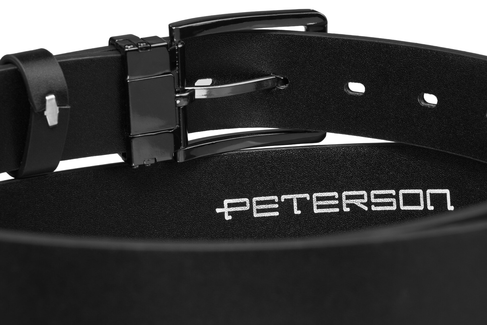 Czarny pasek z ekoskóry z klasyczną klamrą, na którym widnieje napis \'PETERSON\'.