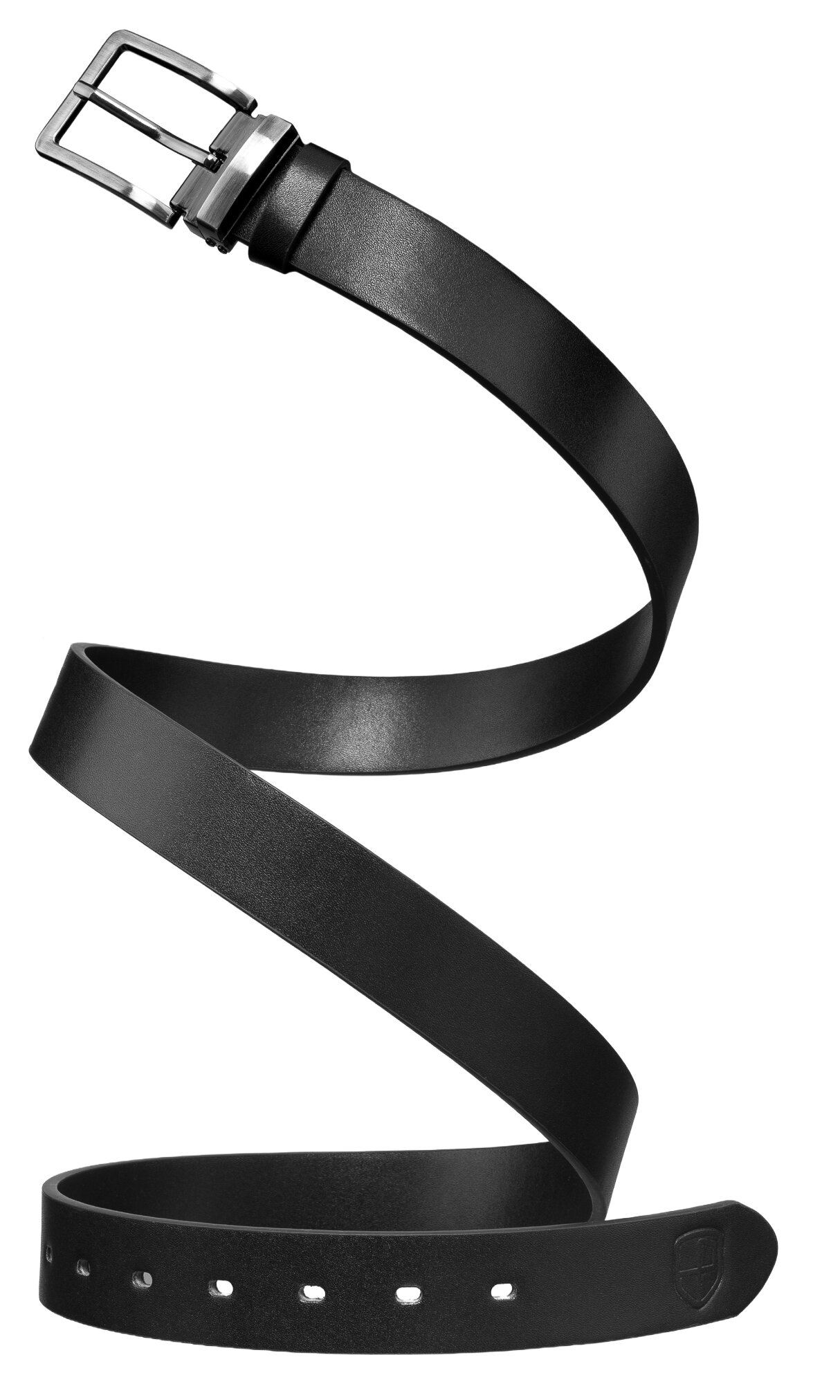 Czarny pasek męski wykonany z ekologicznej skóry, z klasyczną klamrą i kilkoma otworami na końcu. Pasek jest spiralnie zwinięty, a na końcu widoczne jest wytłoczone logo.