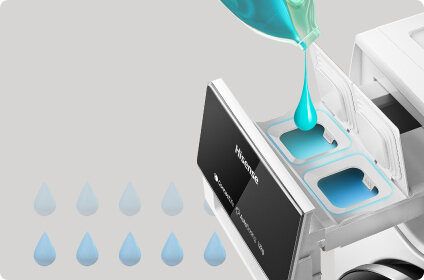 Obraz przedstawia pralkę z otwartą szufladą na detergent, do której wlewany jest niebieski płyn. Na szufladzie widoczne jest logo \'Hisense\'.
