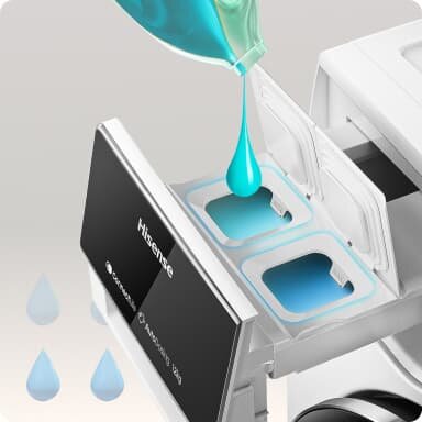 Obraz przedstawia pralkę z otwartą szufladą na detergent, do której wlewany jest niebieski płyn. Na szufladzie widoczne jest logo \'Hisense\'.