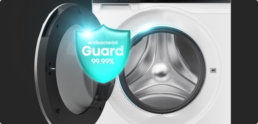 Obraz przedstawia otwarte drzwi pralki z widocznym bębnem. Na drzwiach znajduje się niebieska tarcza z napisem \'Antibacterial Guard 99,99%\'.